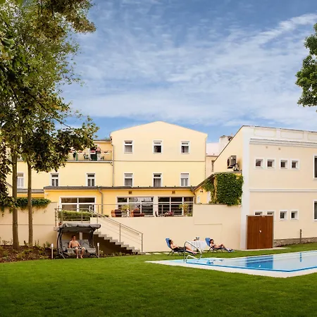 礼萨酒店 4* Františkovy Lázně